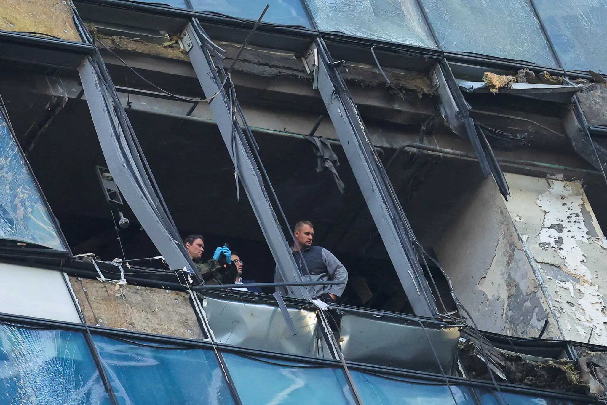 Співробітники спецслужб обстежують будівлю після атаки безпілотника в Москві у вівторок
